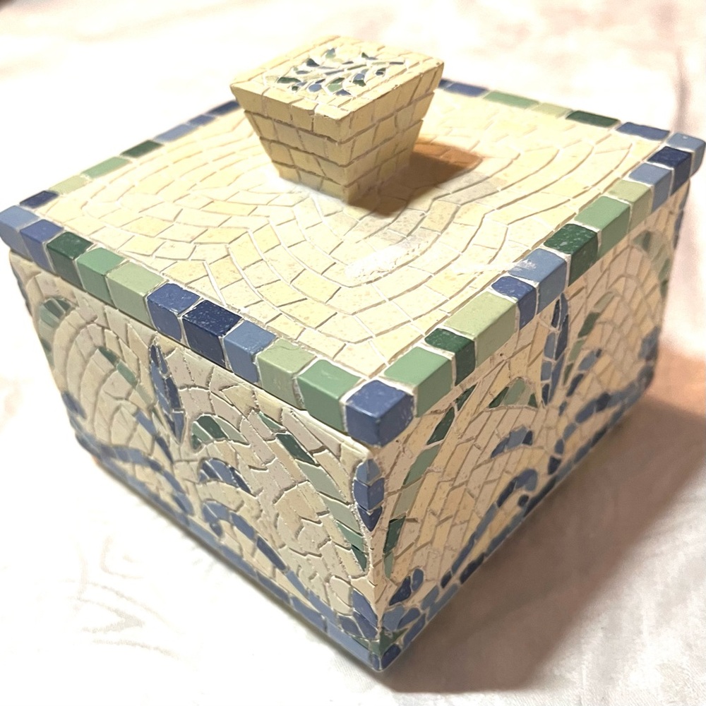 Mosaic Box 4 In x 4 In Center Handled Top Blue Floral Type Design   on White